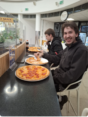 Hostia pri pulte so štyrmi pizzami v Monster Pizza, Shopping Palace